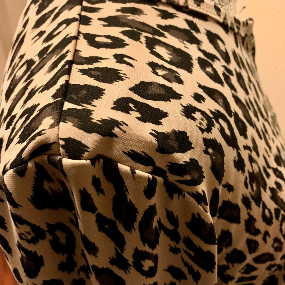 LN SUPER CUTE CROPPED BUTTON DOWN BLOUSE. LEOPARD PRINT. HITS AT WAIST. - Picture 6 of 7